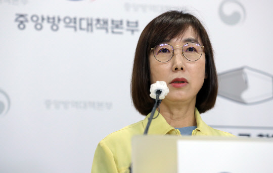 백경란 질병관리청장이 13일 충북 오송 질병관리청 브리핑실에서 코로나19 재유행에 대비한 대응 방안을 발표하고 있다.  연합뉴스